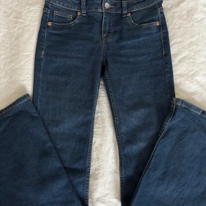 Mörkblå jeans från H&M - Snygga mörkblå jeans från H&M💗💞