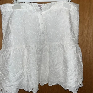 Blomster Kjol - Kjol men kan även fungera som en blus. Luftig och härlig till sommarn. Behöver man en extra knapp får man med det på insidan av kjolen som simpelt går att sy in (se bilder).