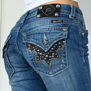 Miss me jeans - Så snygga miss me jeans i äldre modell, lågmidjade & bootcut 🤩 Som Nya!💋midja 82,5cm & Innerben 88cm💋Lånade bilder men hon är 165❣️❣️
