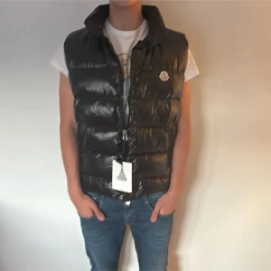 Moncler väst svart - Moncler väst svart ute nu bäst pris bäst skick. KOM DM VID FRÅGOR👌👀