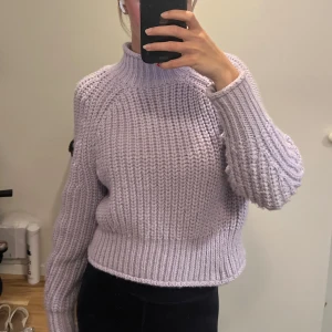 Ljuslila stickad tröja - Supermysig stickad tröja i ljuslila som är lite croppad i modellen. Lite nopprig annars är den i gott skick (se sista bilden). 💕