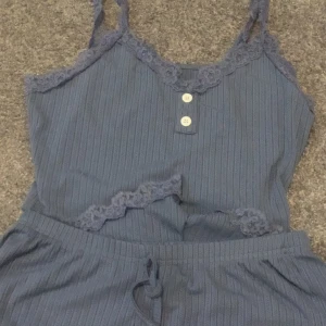 Lite mörkblå pyjamas - andvänt kanske 2 gånger så nästan helt ny