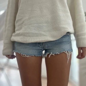 Lågmidjade jeansshorts  - Ett par lågmidjade jeansshorts i storlek 34 (XS). Rakt över midjemått: 35/36cm. Extremt snygga när man är brun! Finns med gratis frakt. D18