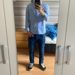 Ralph lauren skjorta - Säljer just nu en blå ralph lauren skjorta som är perfekt till sommaren, med storleken S och passar dig runt 170-180cm. Skjortan är i nyskick, nypris är 1795kr men vårat pris är 549kr. Skriv till mig vid frågor eller funderingar, pris är inte hugget i sten.