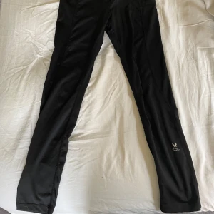 Tränings tights  - Ett par tränings tights från soc i storlek 146/152