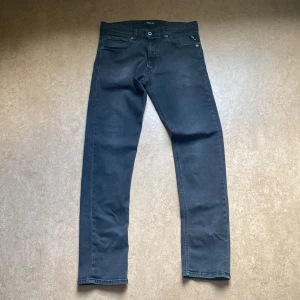 Svarta Replay jeans straight fit - Säljer ett par svarta jeans från replay. Storlek 32, 32. Hör av dig gärna vid funderingar! 