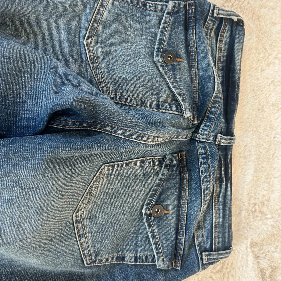 Blå bootcut jeans med fickdetaljer - 2