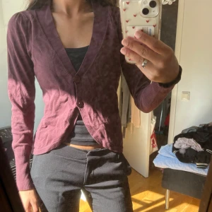 Vinröd kofta från InWear med knappar - Säljer en vinröd kofta från InWear i storlek M. Koftan har lång ärm, djup v-ringning och två knappar framtill. 