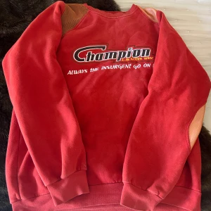 Vintage sweatshirt Champion - Säljer en röd vintage sweatshirt i storlek XXL med tryck på bröstet där det står 'Champion active wear'. Tröjan har långa ärmar och mesh-detaljer på axlarna. Perfekt i storlek, skriv om ni har frågor!💕