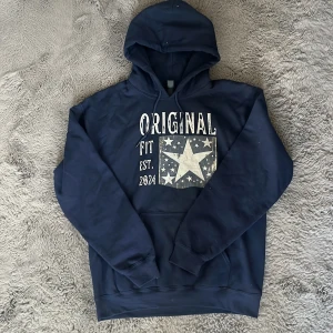 Mörkblå hoodie från SCNDI - Mörkblå hoodie från SCNDI.. Tröjan har huva med snörning och passar till flera olika outfits. Skick är 10/10 och är använd en gång. Hör gärna av er om ni har några funderingar eller vill diskutera pris🤝