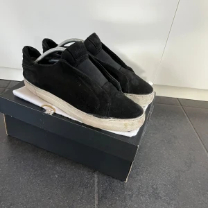 Axel arigato skor  - Säljer nu mina Axel arigato skor då jag har pågrund att att jag har tröttnat på dom, dom är ganska bra skick, inga riktiga skador eller något sånt på dom, box och dustbag ingår, ställ gärna frågor så löser vi något där ifrån!. Löser frakt dagen efter du köpt skorna!