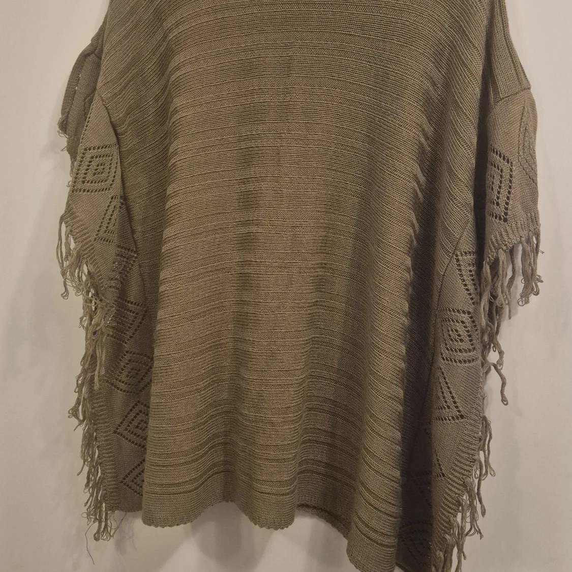 Beige stickad ponchotröja från Elitzia - 1