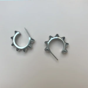 Edblad örhängen  - Säljer mina Edblad örhängen i designen peak creoles för att de inte kommer till användning längre. Nypris: 399kr