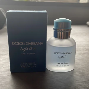 Dolce & Gabbana Light Blue Intense - Fräsch parfym för honom från Dolce & Gabbana, Light Blue Eau Intense. Flaskan är frostad glas med blått och silverfärgat lock, och kommer i en snygg blå kartong. En modern och maskulin doft med italiensk känsla. Cirka 45 ml kvar 