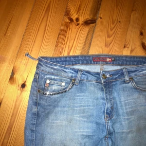 Hysterick glamour jeans - Dem ser ut som hysteriska glamour men är märket blend as feta flare jeans med lite hål