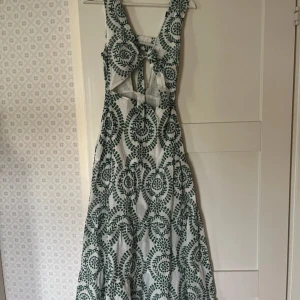 Zara klänning  - Så fin broderad klänning från Zara