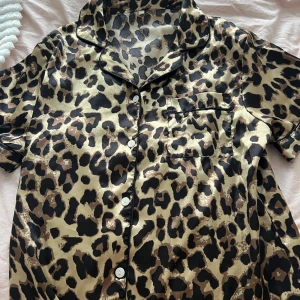 Pyjamas från Shein - Lejopard pyjamas i från shein med knappar framtill. Båda delarna är i stl Xs och priser gäller för båda delarna.