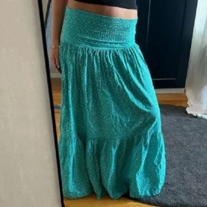 Blå/grön långkjol från Zara - Säljer denna jätte snygga o populära lång kjol från Zara💕skriv för egna bilder💕