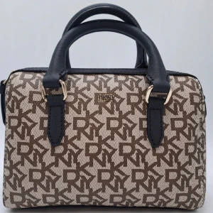  DKNY väska - Skitsnygg väska från DKNY, nypris ca 2500 säljer för 800, pris kan diskuteras, band medföljes