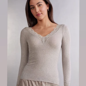 Beige intimissimi tröja - Jätte snygg beig intimissimi tröja som e nästan oanvänd💕 skriv för egna bilder💕