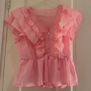 Rosa volangblus med v-ringning - Jätte fin rosa blus!!💞💞köpte denna från vinted så kan tyvärr inte svara på vart den är ifrån