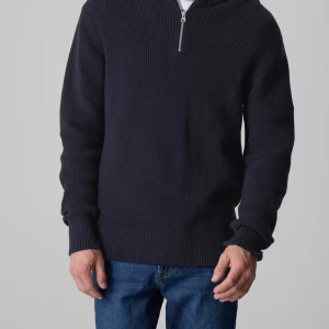 Mörkblå stickad half zip-tröja C - Mörkblå stickad tröja från C i storlek M. Tröjan har en ribbad struktur, lång ärm och en snygg half zip-dragkedja vid halsen. Perfekt för lager-på-lager och chill stil under höst och vinter. Pris kan sänkas😆