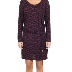 Mönstrad vinröd klänning Femme Collection - Vinröd och svart kortklänning från Femme Collection med lång ärm och coolt mönster. Klänningen har snörning i midjan och är tillverkad i mjukt material. Perfekt för dig som gillar en avslappnad men snygg stil.