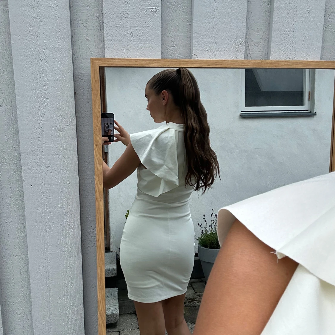 Vit kort klänning med volangdetalj - 3