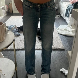 Weekday Arrow Jeans blå - Dom är uppsprättade nertill för att lägga till ca 1 cm på längden.