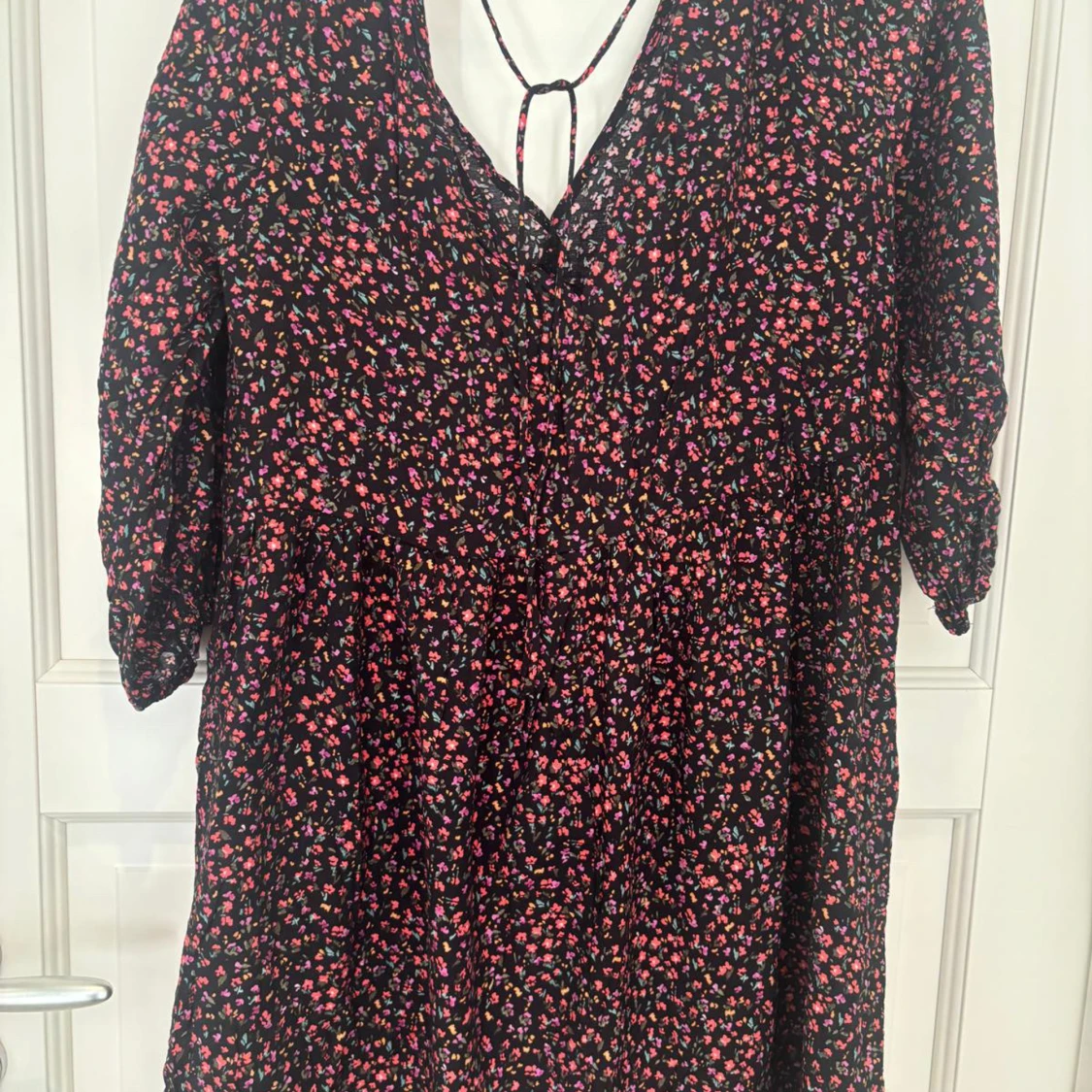 Svart blommig klänning med knyt