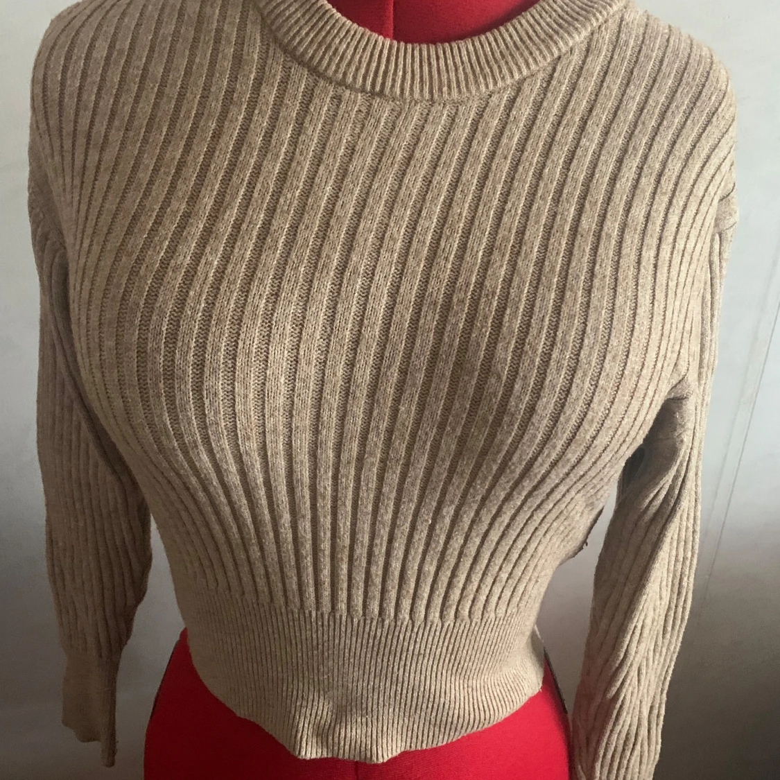 Beige ribbad stickad tröja Pull&Bear