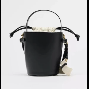 Svart bucket bag med snörning - Suuuper fin väska från Zara, nypris 399kr. Helt ny med lappar kvar, även slutsåld🩷