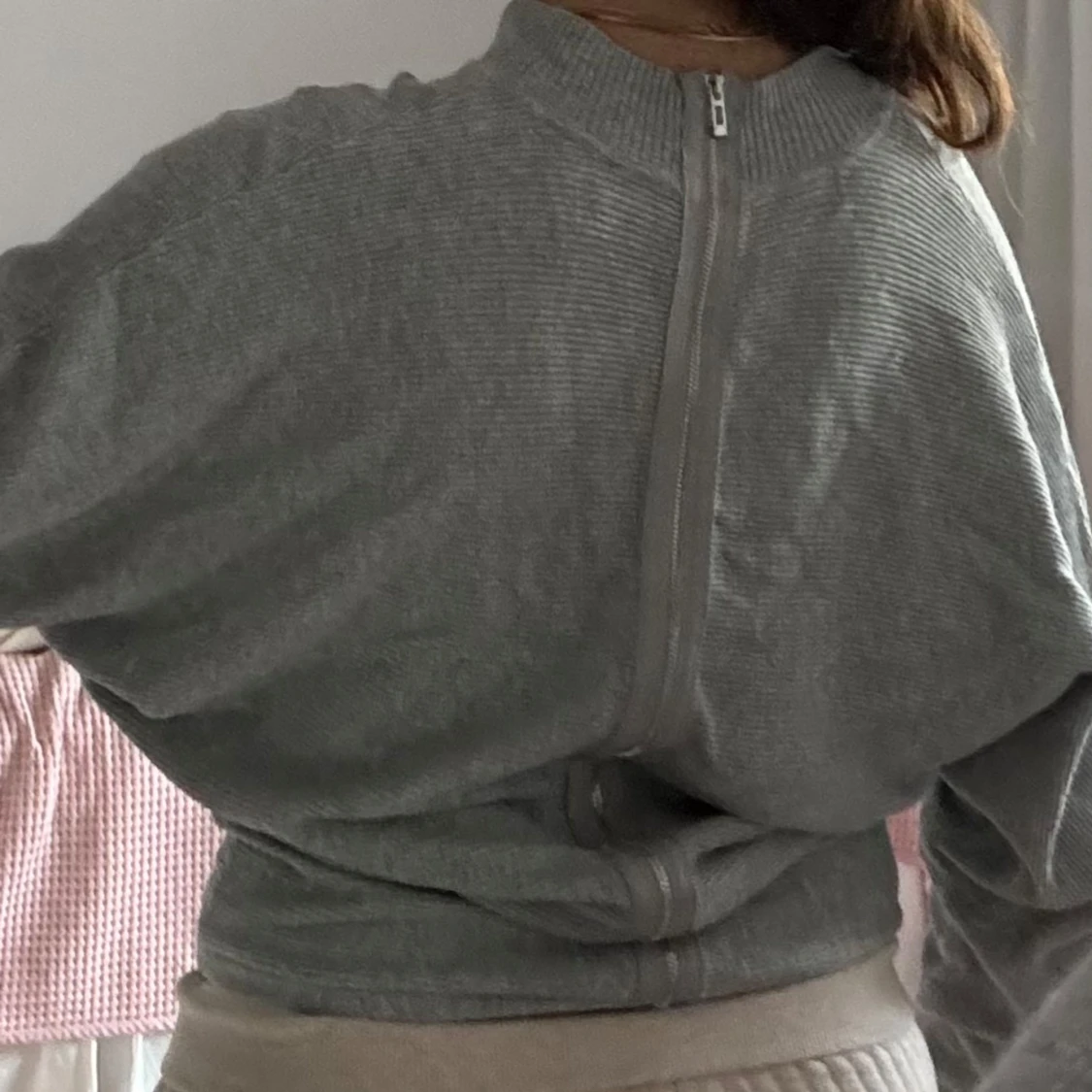 Grå ribbad tröja med dragkedja bak - 1
