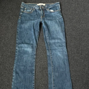 Lowrise Bootcut Jeans - Snygga midrise Bootcut Jeans från Abercrombie, de är i bra skick, tyvärr lite små för mig som har större vader😇💓 Storlek 6 Short, 77cm innerben, 20,5cm grenhöjd och ca 40cm rakt över midjan💓