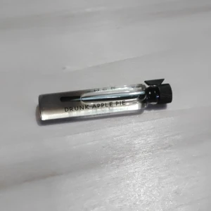 Drunk Apple Pie parfymprov - Litet parfymprov med doften Drunk Apple Pie. Kommer i ett genomskinligt glasrör med svart skruvkork. Perfekt att testa en unik och söt äppelpajdoft. Smidig att ta med i väskan eller fickan. 2 ml