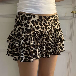 söt miniskirt - såå söt miniskirt med leopard mönster och volanger med inbyggda shorts. vet ej vart den är ifrån då de inte finns någon lapp. skulle säga att den passar folk som bär s/xs/xxs 💕