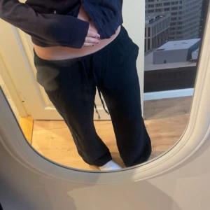 Svarta låga linnebyxor - Säljer ett par svarta låga linnebyxor. Byxorna har raka, vida ben och materialet är lätt och andas, vilket gör dem sköna att bära hela dagen. Dessa säljs då de inte kommer till användning längre.