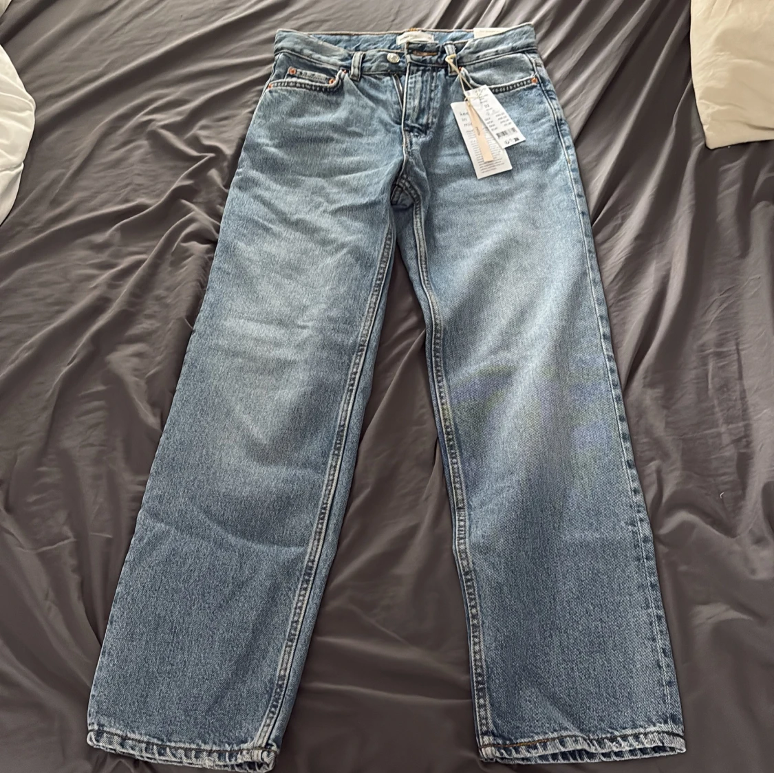 Low straight petite jeans i ljusblå denim
