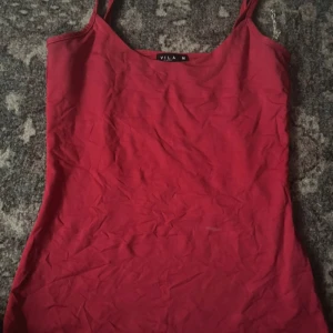Rött linne från  - Köpt på vinted, står storlek M men passar mig som brukar ha S/XS. Mer rosa än rött
