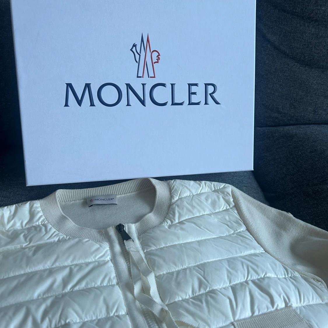 Beige cardigan jacka från Moncler - 4