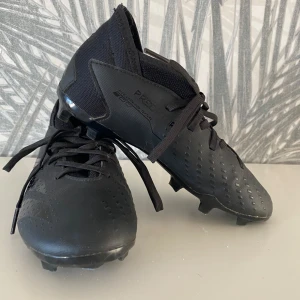 Aridas predator fotbollsskor - Ett par fotbollsskor i väldigt bra skick(använda endast ett par gånger) i storlek 33, priset går att diskuteras 