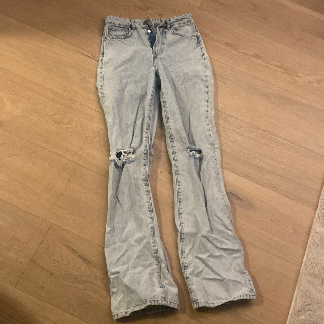 Jeans från Never Denim, ljusblå