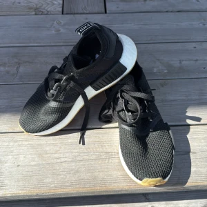 Svarta Adidas NMD sneakers - Oanvända skor från adidas som passar perfekt som vardagssko eller träningsko, i strl 38. Inga sulor ingår i köpet