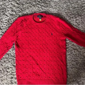 Röd stickad tröja från Polo Ralph Lauren🤩🙌 - Säljer en snygg röd stickad tröja från Polo Ralph Lauren med ett rikigt billigt pris. Den passar dom med storlek S och priset  går att diskuteras🤩🙌✅
