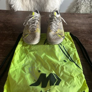 Nike Vapor 14 elite - Säljer dessa Nike Vapor 14 elite i ett mycket bra skick. Skorna är använda men utan defekter och fungerar precis som de ska. Kommer med tillhörande skopåse. Storlek 45.