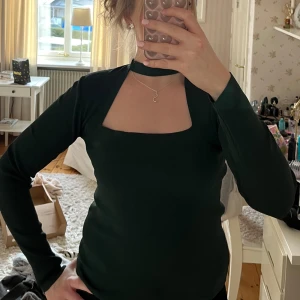 Mörkgrön ribbad långärmad topp - Jättefin mörkgrön långärmad topp från Zara,  ribbad  och  fyrkantig cut-out vid halsen. Tyvärr aldrig kommit till användning, men skulle vara superfin på någon annan!!