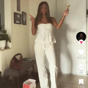 Vit spets tubtopp från Gina Tricot - Säljer en vit tubtopp från Gina Tricot i storlek S. 