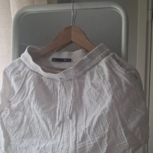 Vita linnedshorts med snörning XS - Säljer ett par vita linnebyxor från 157 i storlek XS. Jätte stretchigt material, de har bra passform och är i storlek xs, säljer då jag inte gillar linen shorts 💞