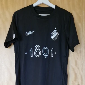 AIK fotbollströja "Smokinglirare" 2025 - AIK repIika fotbollströja "Smokinglirare" 2025. Helt ny med tag. Storlek: Small