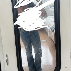 Blå bootcut jeans från Vero Moda - Snygga blå jeans från Vero Moda med klassisk bootcut-modell och normal passform. Jeansen har fem fickor, dragkedja och knapp framtill. Tillverkade i mjukt denimtyg som sitter skönt hela dagen.